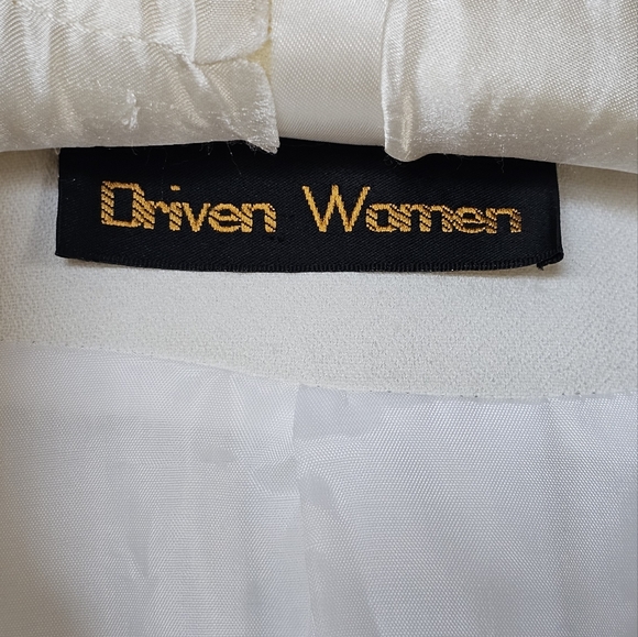 Vintage 90s Chanel-Inspired White Blazer - Picture 9 of 10